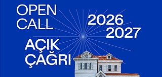 blauer Hintergrund mit weißer "Open Call" Schrift und Bild der Kulturakademie Villa