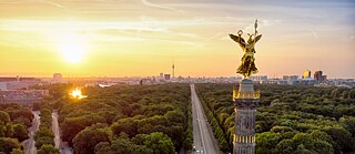 Panoramaansicht der Siegessäule in Berlin bei Sonnenuntergang.