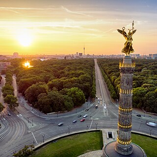 Panoramaansicht der Siegessäule in Berlin bei Sonnenuntergang.
