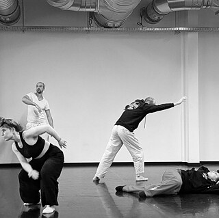 Schwarz-weiß Foto von 4 tanzenden Menschen.