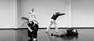 Schwarz-weiß Foto von 4 tanzenden Menschen.