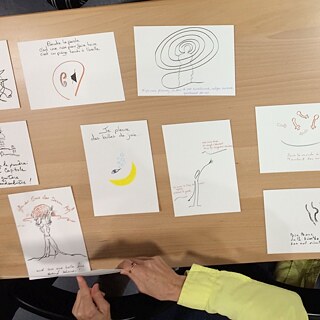 Zeichnungen mit Gedichten auf einem Tisch