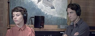 2 Schauspieler*innen im Aufnahmestudio