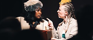 This plot is not for sale | Pete (als Ngina) und Kathi (als Jovanka) stellen die spekulative Geschichte der First Ladies beim Tee nach.