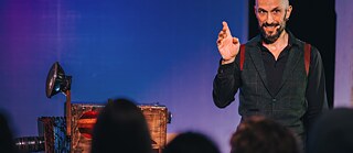 This plot is not for sale | Stevan begrüßt das Publikum im Studio.