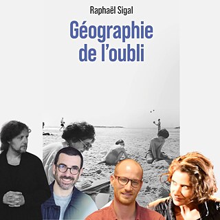 Das Bild zeigt das Cover des Buches Géographie de l’oubli von Raphaël Sigal mit dem Titel in blauer Schrift vor einem schwarz-weißen Strandmotiv. Im Vordergrund sind vier freigestellte Porträts der an der Podiumsdiskussion beteiligten Personen montiert,