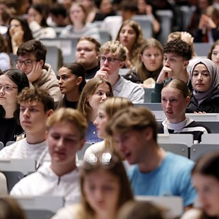 Studierende am Tag der Erstsemesterbegrüßung in der Universität zu Köln