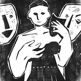 Ein Mann hält eine Maske an sein Gesicht