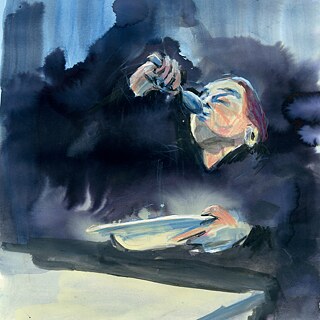 Therese Giehse, die mit einem Löffel von einem Teller isst, vor dunklem Hintergrund. 