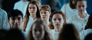 Carla Nowak (Leoni Benesch) umgeben von Schüler*innen