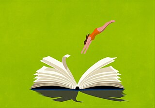 Eine Frau hört digitale Medien der Onleihe und läuft im Regen an wartenden Menschen an der Bushaltestelle vorbei. 