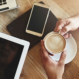 Kaffeetassen und iPad