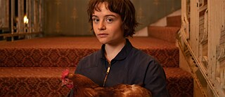 Franky mira las manos de un chico en una feria.