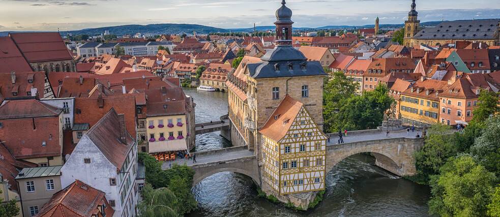 Die obere Mühlbrücke mit dem Alten Rathaus verbindet die Insel- und die Bergstadt.