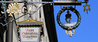 Eine Bamberger Spezialität ist das Rauchbier. Fun Fact: Früher waren fast alle Biere Rauchbiere, die meisten Brauereien stellten die Produktion jedoch mit der Zeit um. Die Bamberger Brauereien Spezial und Heller-Bräu Trum – mit dem Schlenkerla-Rauchbier – blieben beim alten Brauch, und ihre Biere gelten heute als Spezialität.