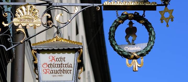 Eine Bamberger Spezialität ist das Rauchbier. Fun Fact: Früher waren fast alle Biere Rauchbiere, die meisten Brauereien stellten die Produktion jedoch mit der Zeit um. Die Bamberger Brauereien Spezial und Heller-Bräu Trum – mit dem Schlenkerla-Rauchbier – blieben beim alten Brauch, und ihre Biere gelten heute als Spezialität.