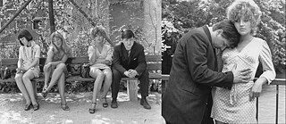 Filmstills aus Katzelmacher. Bild links: Auf einer Parkbank sitzen drei Frauen und ein Mann und wirken gelangweilt. Foto rechts: Ein Mann umarmt eine Frau.