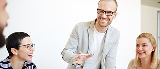 Un hombre y dos mujeres en clases