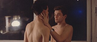 Filmstill aus Coming Out: Zwei Männer schauen sich leidenschaftlich an