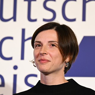 Die Schweizer Autorin Dorothee Elmiger erhält für ihren Roman „Die Holländerinnen” den Deutschen Buchpreis 2025. 