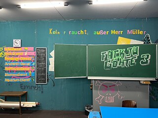 Eine Schultafel aus dem Film "Fack ju Göhte 3"