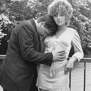 Filmstills aus Katzelmacher: Ein Mann umarmt eine Frau.