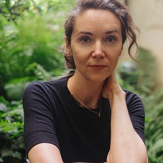 Portätfoto von Iris Wolff in der Natur