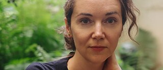 Portätfoto von Iris Wolff in der Natur