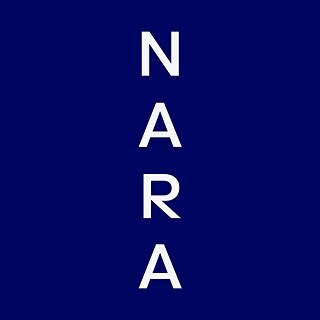 Logo Nara – Grafik bestehend aus Schriftzug Nara in weißen Buchstaben auf dunkelblauem Hintergrund