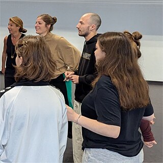 hommes et femmes sont debout dans un cercle