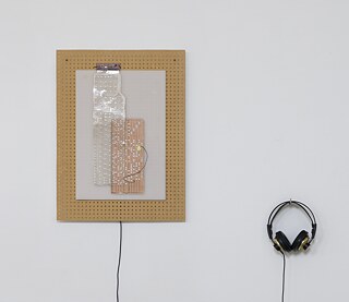 Das Kunstwerk von Johanna Gonschorek besteht aus einer flachen, rechteckigen Platte, die aus gelöchertem Holz gefertigt ist, darauf befinden sich Elemente aus Acrylglas sowie ein digitaler Druck einer historischen Lochkarte, eine Membrantastatur und ein Piezo-Sensor, verbunden durch sichtbare Kabel. Das Werk ist multimedial: Es erzeugt Klang und umfasst eine Tonspur. 