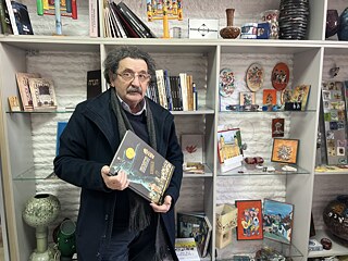 Eli Tauber mit Buch Neighbours