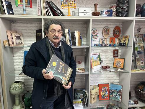 Eli Tauber mit Buch Neighbours