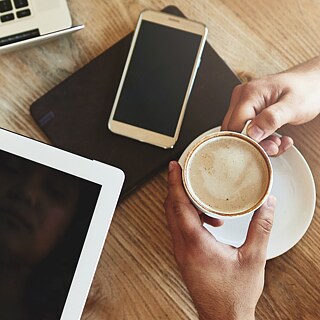 Laptop und Kaffeetasse