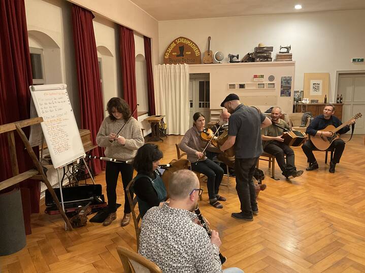 Die Musiker der Gruppe Brayaudes beim Proben