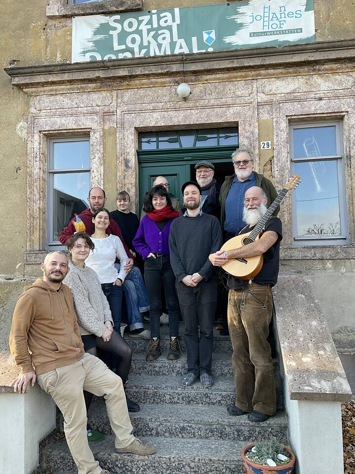 Gruppenfoto der Band "Les Brayaudes" am JohannesHof