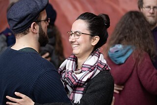 Man sieht eine Frau, die mit einem Mann tanzt