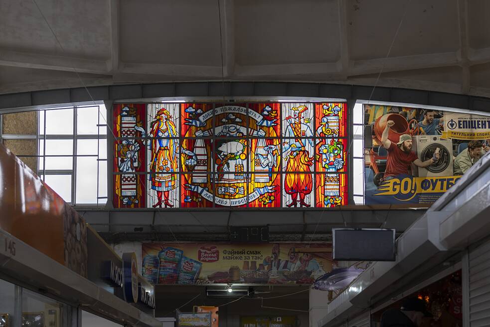 Mozaika v tržnici v centre Kramatorska. Tu miestni nakupujú mäso, slaninu, zeleninu a ovocie.