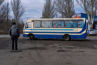 Autobusová stanica v Kramatorsku. Vojak Andrij vyprevádza svoju milovanú Aľonu