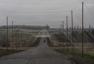 Protidronové siete nad cestou vedúcou do Kramatorska