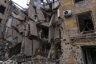 Zničený bytový dom v centre Kramatorska