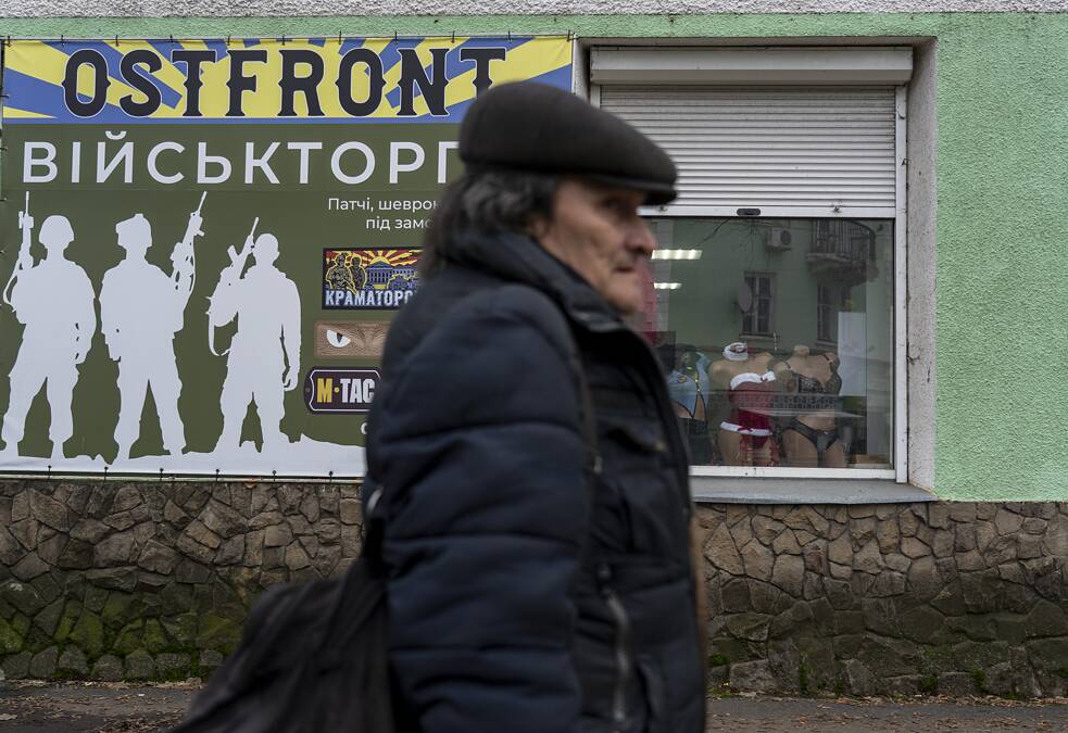 Kramatorsk. Obchod s vojenskými potrebami a sexshop