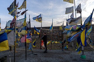 Bývalý vojak Bohdan pri stéle Doneckej oblasti