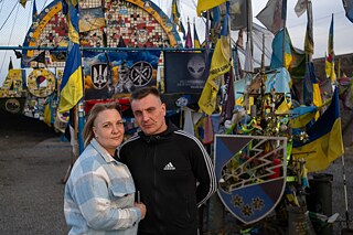 Oksana a Bohdan pri stéle Doneckej oblasti na ceste do Kramatorska