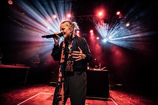 Popsängerin Paula Hartmann bei einem Konzert im Uebel & Gefährlich