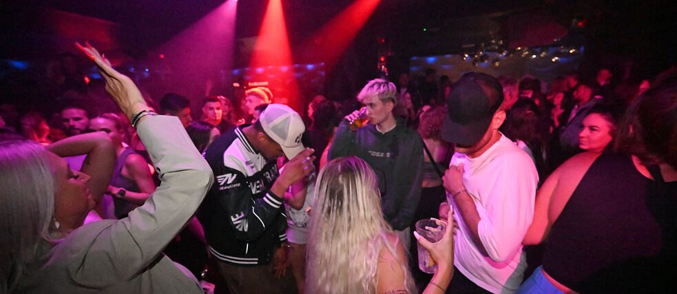 Gäste tanzen im "Insta-Club" Bossy in München.