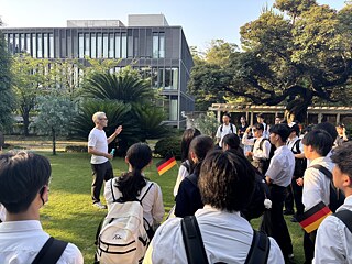 ドイツ大使館の庭園を案内されている生徒たちです。