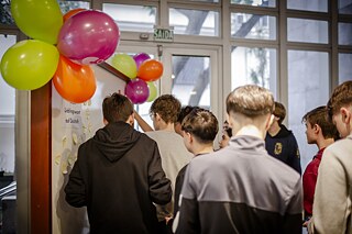 Na estação “Palavra favorita em alemão”, vários jovens estão deixando sua palavra favorita escrita na parede.