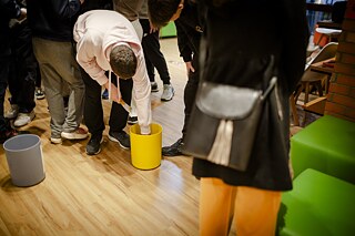 Em seguida, os jovens tentam separar corretamente o lixo, representado por cartões com ilustrações.