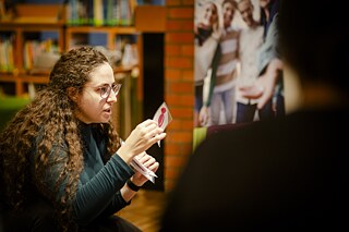 Uma orientadora do Instituto Goethe explica o sistema de separação de lixo com o auxílio de painéis ilustrados.